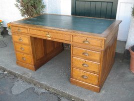 <img src="Simon J Mack Office Furniture – traditional office - twin pedestal oak desk.jpg" alt="traditional oak pedestal desk" />