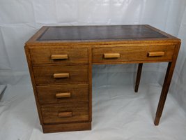 <img src="Simon J Mack Office Furniture – retro office - pedestal oak desk.jpg" alt="retro oak pedestal desk" />